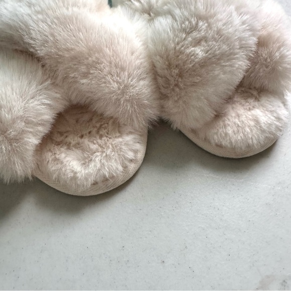 Auden Target Faux Fur Cross Strap Open Toe Slippers White Size 7/8 - Picture 3 of 5